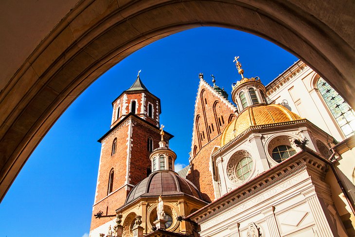 C:\Users\Esy\Desktop\Poland\poland-top-attractions-wawel-cathedral-krakow.jpg