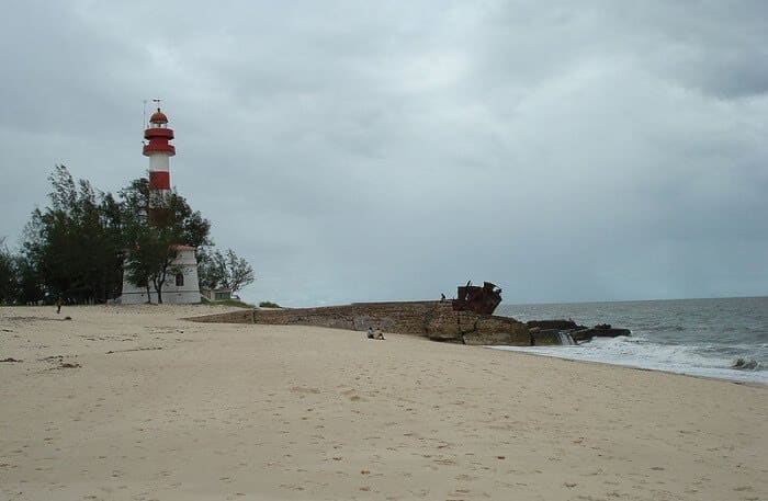 C:\Users\Esy\Desktop\Mozambique\Macuti-Lighthouse-And-Shipwreck.jpg