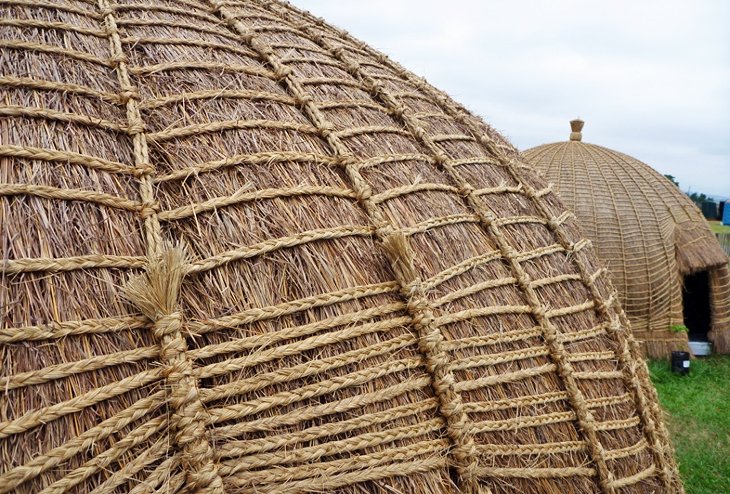 C:\Users\Esy\Desktop\Swazi\swaziland-lobamba-traditional-huts.jpg