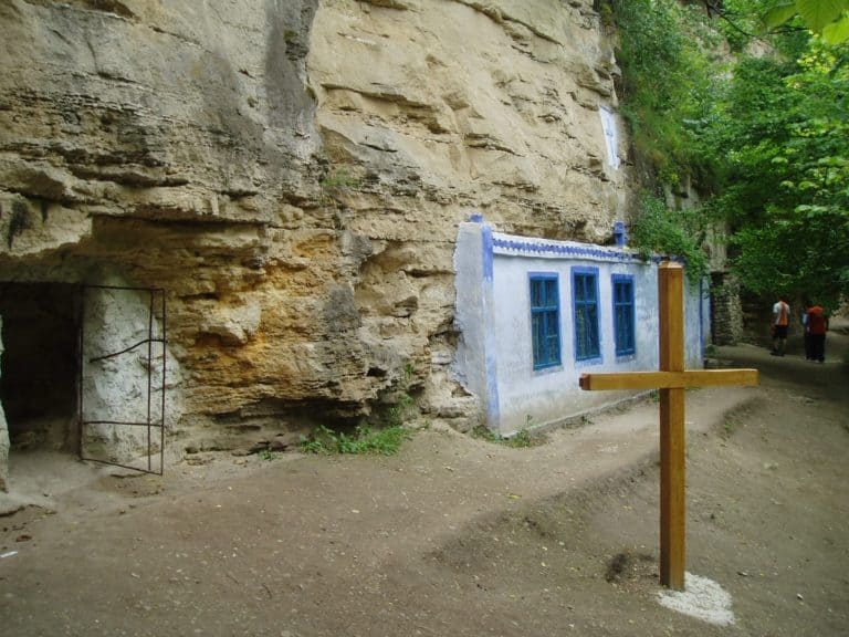 C:\Users\Esy\Desktop\Moldova\Cave-monastery-at-Saharna-Moldova-768x576.jpg